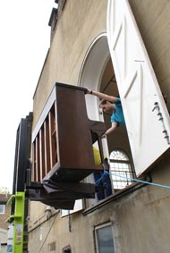 Lifting the pianola into the gallery